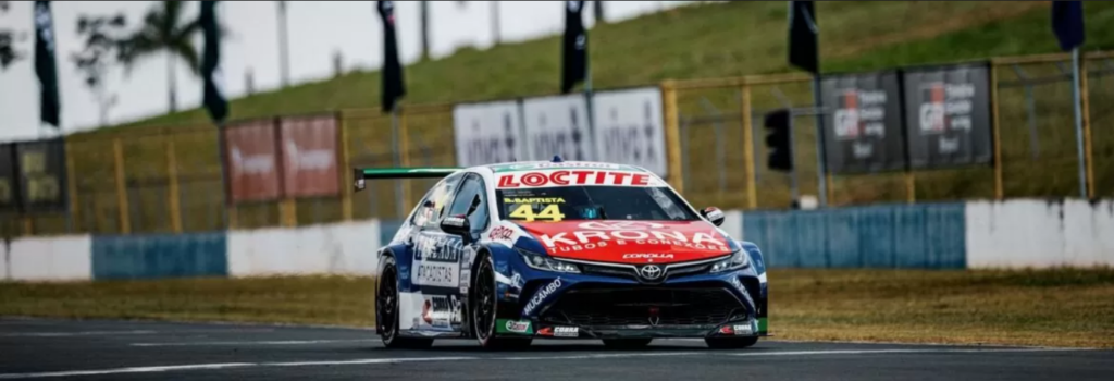 Nelsinho Piquet exibe Toyota Corolla para Stock Car em 2023 com