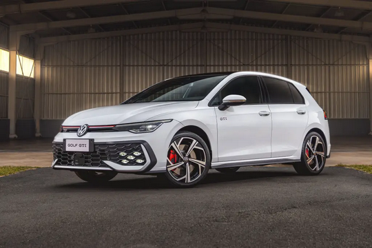 Novo Volkswagen Golf GTI estreia no Brasil por R$ 430 mil e entregas começam em 2026